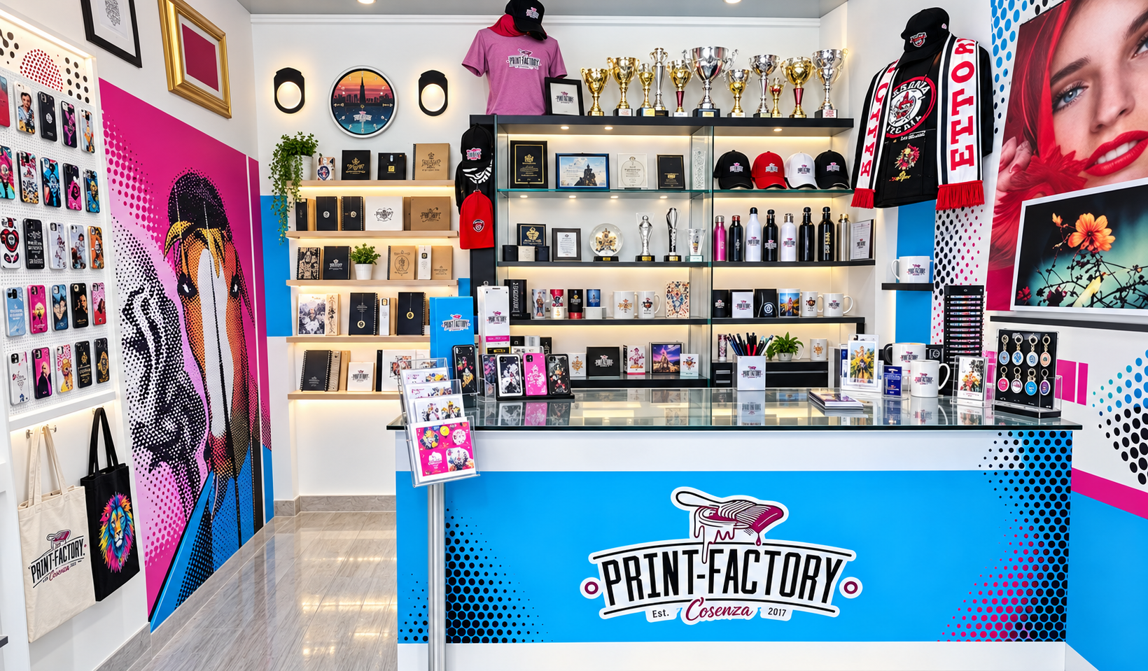 L'interno del negozio Print Factory a Cosenza, in Via Panebianco 217